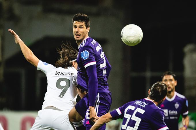 Nemanja Mitrović si je na dvoboju z Domžalami poškodoval koleno. | Foto: Blaž Weindorfer/Sportida