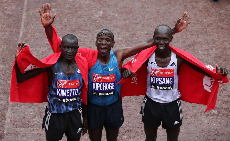 Lani je zmagal Eliud Kipchoge, družbo na zmagovalnih stopničkah pa sta mu delala rojaka Dennis Kimetto in Wilson Kipsang. | Foto: Reuters