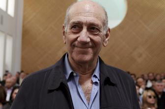Nekdanji izraelski premier Olmert bo moral za zapahe