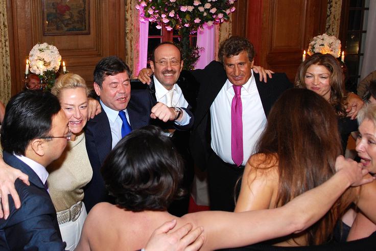 Tofik Arifov (drugi z desne z rožnato kravato) je bil več let tesen poslovni partner Donalda Trumpa.  | Foto: Facebook / Alnur Musajev