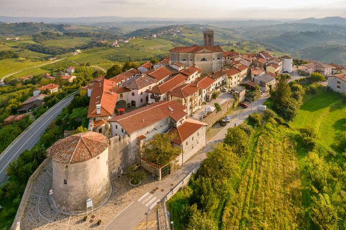 Goriška brda | Vas Šmartno v Goriških brdih | Foto Shutterstock
