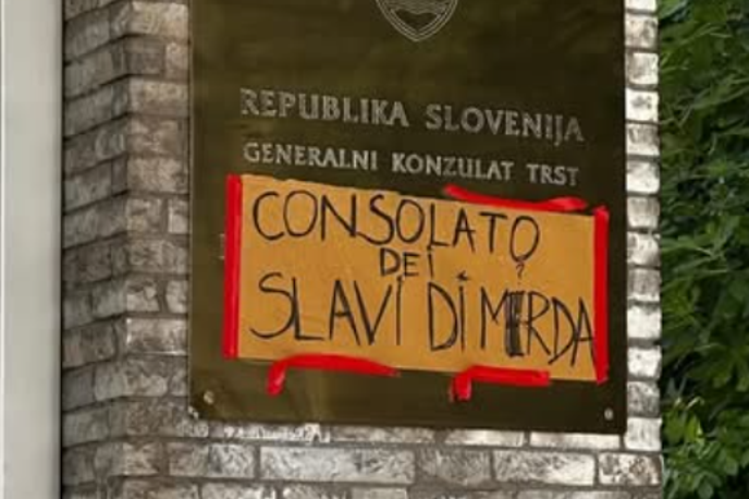 Konzulat | Včeraj je na plakatu, napisanem z roko, s flomastrom in pritrjenem z rdečim lepilnim trakom, je pisalo "Consolato dei Slavi di merda" (Konzulat usranih Slovanov oz. Slovencev). | Foto FB/Il Piccolo
