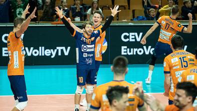 Američan se vrača v oranžno gnezdo