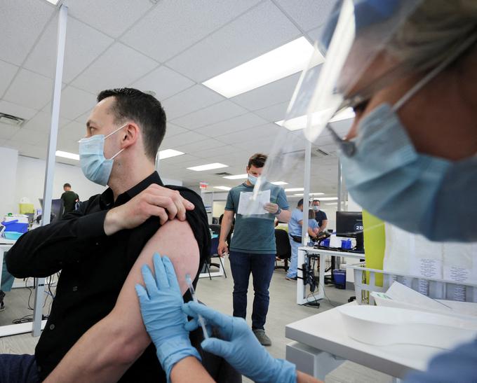 Večjo skrb bo treba posvetiti tudi obolelim in zagotoviti, da bodo na voljo cepiva, je še opozoril Tedros. | Foto: Reuters