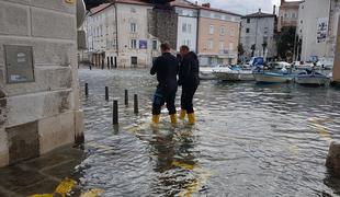 Nevarnosti še ni konec, morje lahko spet poplavi #video