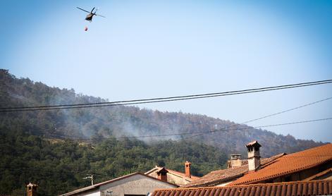 Požar na Krasu povsem pod nadzorom. Na delu dva air tractorja in dva helikopterja.