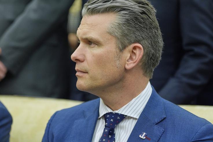 Hegseth je tarča kritik in pozivov k odstopu že zaradi objave zaupnih informacij na skupinskem klepetu uradnikov vlade o napadu na Jemen, v katerega je svetovalec za nacionalno varnost ZDA Mike Waltz nehote vključil novinarja. Hegseth je večkrat zatrdila, da v tistem klepetu ni bilo nobenih zaupnih informacij. | Foto: Guliverimage