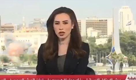 Napad Izraelcev na Sirijo: televizijsko voditeljico je kar vrglo s stola #video