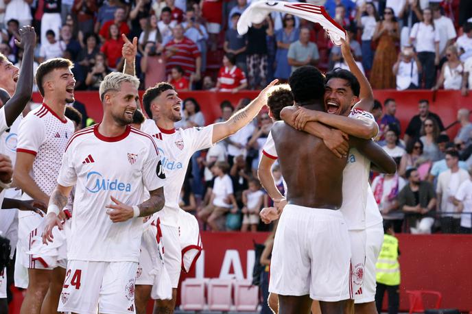 Sevilla Barcelona | Veselje nogometašev Seville po visoki zmagi nad Barcelono. | Foto Reuters