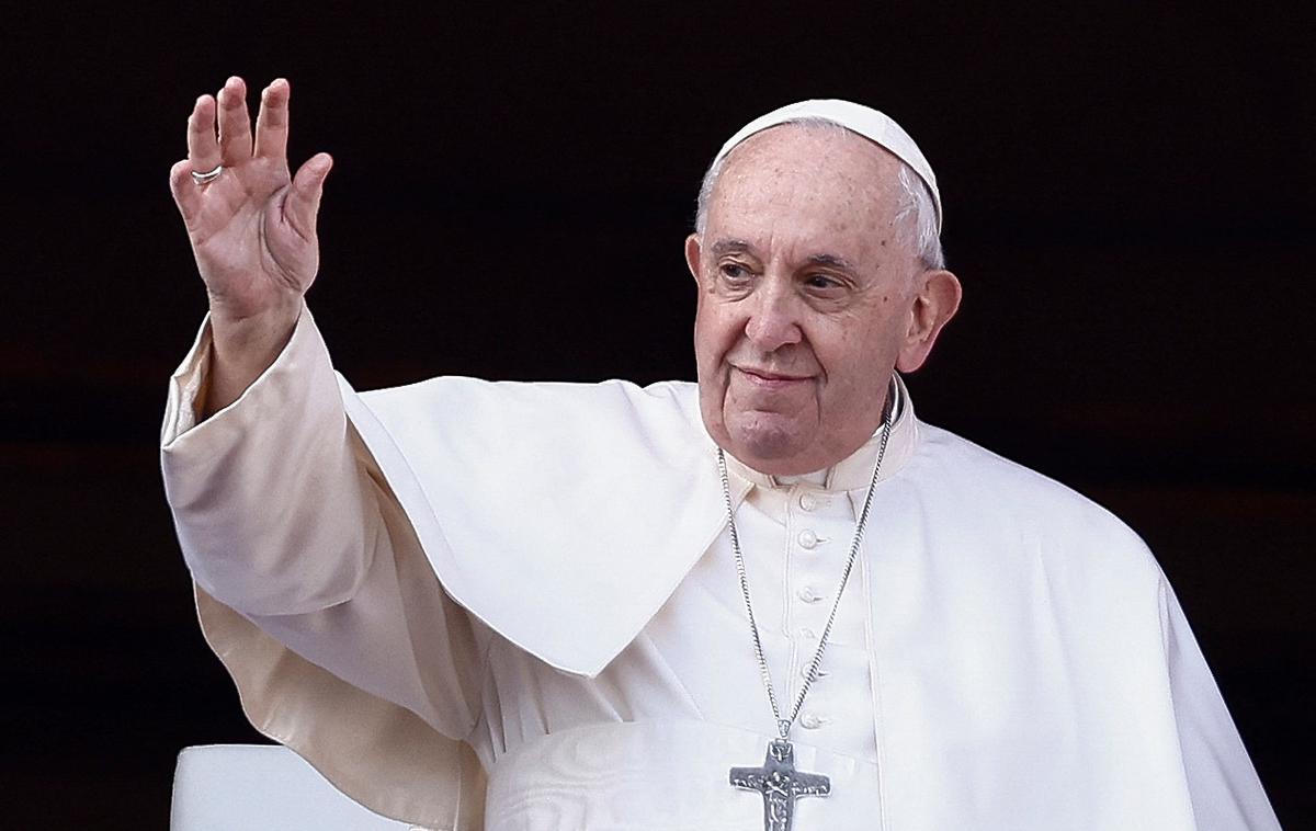 Papež Frančišek | V soboto zvečer je papež Frančišek med zgodnjo polnočnico pred božičem že obsodil pohlep, katerega glavne žrtve so po njegovih besedah šibki in revni. | Foto Reuters