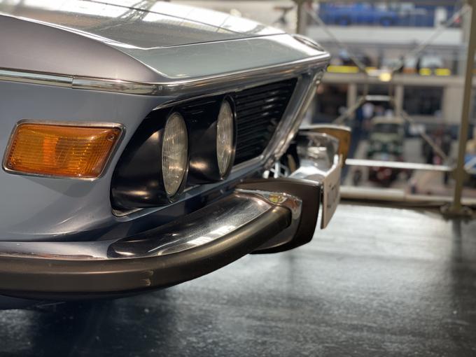 BMW-jev kupe z interno oznako E9 je na trg pripeljal leta 1968. Oznaka CSi je nakazovala Boschev sistem vbrizga goriva. V prvi polovici sedemdesetih let je bil to tudi nadvse uspešen dirkalni avtomobil. V petih letih je BMW izdelal 7.935 primerkov modela CSi. | Foto: Gregor Pavšič