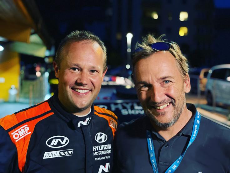 Vodilnega Roka Turka je v boksih pozdravil tudi Achim Mortl, nekdanji avstrijski državni prvak v reliju. Korošec je bil leta 1999 s subaru imprezo WRC zmagovalec zadnjega relija Saturnus, ki je štel za avstrijsko državno prvenstvo. V svoji karieri je Subarujev tovarniški dirkalnik vozil tudi na nekaterih relijih svetovnega prvenstva. Danes s svojimi izkušnjami pomaga mladim avstrijskim voznikom relija, ki se kalijo tudi v Železnikih - eden takih je Lukas Dunner (škoda fabia R5).  | Foto: Gregor Pavšič