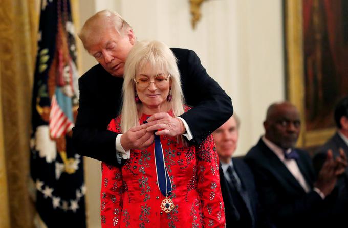 Trump je Adelsonovi ženi Miriam leta 2018 podelil predsedniško medaljo svobode, najvišje civilno odlikovanje v ZDA. | Foto: Reuters