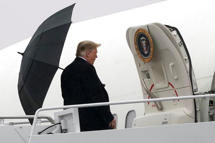 Donald Trump | Donald Trump je tokrat tarča posmeha zaradi dežnika. | Foto Reuters