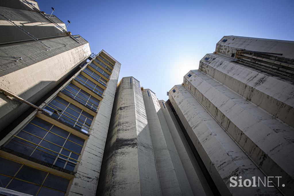 Žito silosi v ljubljanskem BTCju. silos žito