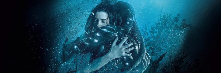 Domišljijska romanca mehiškega mojstra Guillerma del Tora o ljubezni med nemo čistilko (Sally Hawkins) in podvodnim bitjem, ki ga ameriška vlada zadržuje v tajnem laboratoriju. Film, ki so ga kritiki razglasili za režiserjevega najboljšega po Favnovem labirintu (2006), je prejel beneškega zlatega leva in štiri oskarje, med njimi tudi kipec za najboljši film leta in najboljšo režijo. • Film je na voljo v videoteki DKino. | Foto: 