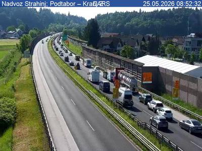 Zaradi nesreče in delovne zapore obstal promet na gorenjski avtocesti