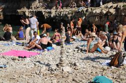 Pri naših sosedih se krešejo mnenja: ali lahko na zasebno plažo prinesete svoj sendvič?