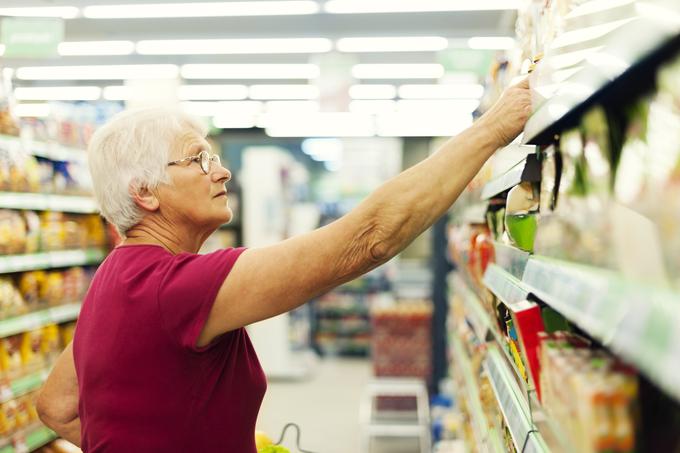 Starejšim ob vstopu v trgovino ne bo treba pokazati osebnega dokumenta. | Foto: Getty Images