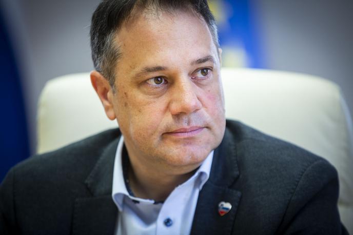Matej Arčon | Matej Arčon je danes opozoril tudi, da se zgodovina ponavlja. "Nedaleč od nas znova spremljamo podobe razseljenih, prestrašenih ljudi," je dejal. | Foto Bojan Puhek