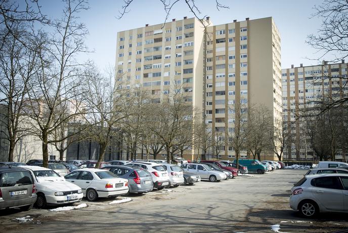 Parkiranje pred blokom: Ali sosed lahko "privatizira" skupno parkirišče?