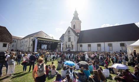 Na festivalu Stična mladih več tisoč udeležencev, pozdravila jih je tudi Pirc Musar #video