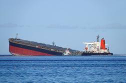 Poškodovani tanker pred obalo Mauritiusa se je prelomil na pol
