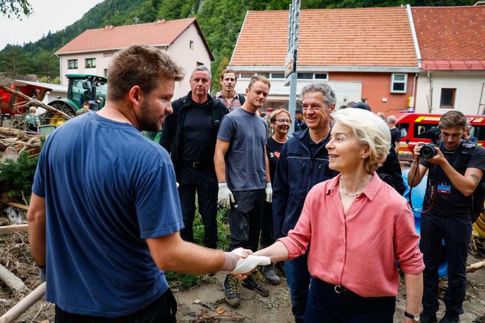 Ursula von der Layen, poplave v Sloveniji | Da bo Sloveniji za odpravo posledic poplav letos na voljo sto milijonov evrov, v letu 2024 pa dodatnih 300 milijonov evrov iz solidarnostnega sklada EU, je že med obiskom v Sloveniji nekaj dni po poplavah napovedala predsednica komisije Ursula von der Leyen. | Foto STA