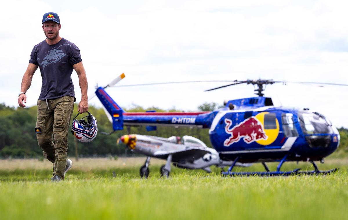 Felix Baumgartner Flying Bulls | Felix Baumgartner je pred tednom dni svoje veščine akrobatskega pilota helikopterja pilil tudi nad Mariborom. | Foto Goran Krošelj