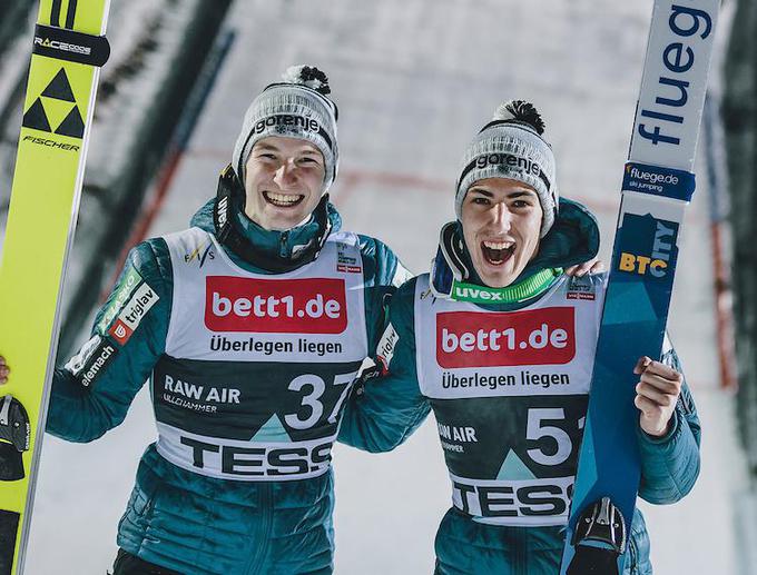 Skupaj z Žigo Jelarjem sta navdušila v Lillehammerju. Na prvi tekmi je zmagal Peter Prevc, na drugi pa je bil Jelar drugi in Zajc tretji. | Foto: Sportida