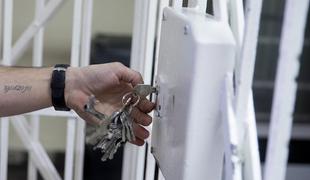 Slovenski zapori prezasedeni, povečal se je delež zaprtih tujcev