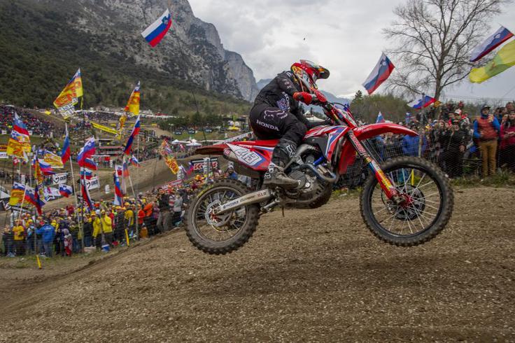 Tim Gajser je bil na VN Trentina kar 13-krat na zmagovalnem balkonu. Nekaj posebnega je, ko vozi mimo slovenskega zavoja. | Foto: Honda Racing/ShotbyBavo