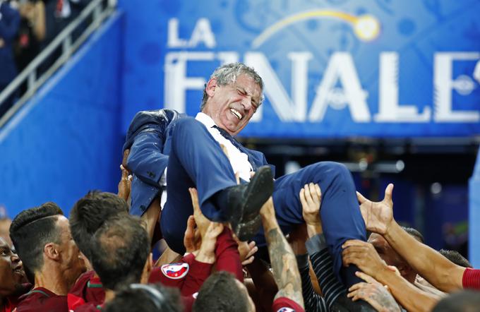 Po veliki zmagi se je Fernando Santos znašel na rokah reprezentantov. | Foto: Reuters