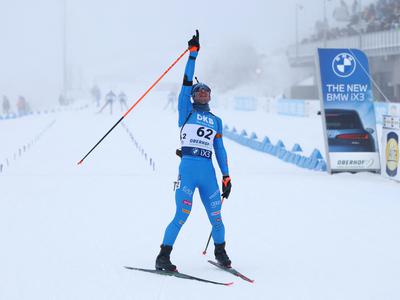 Čustveni prizori na biatlonu: zmagovalec