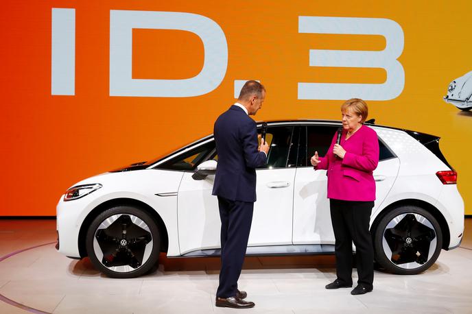 Angela Merkel Volkswagen | Nemška kanclerka Angela Merkel in predsednik Volkswagna Herbert Diess ob volkswagnu ID.3 na avtomobilskem salonu v Frankfurtu | Foto Reuters