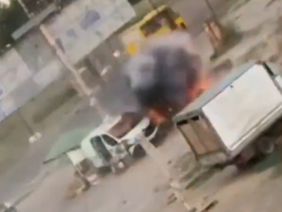 Grozljiv posnetek iz Hersona: Rus z dronom okoli kombija lovi prodajalca sadja, nato ga sproži #video