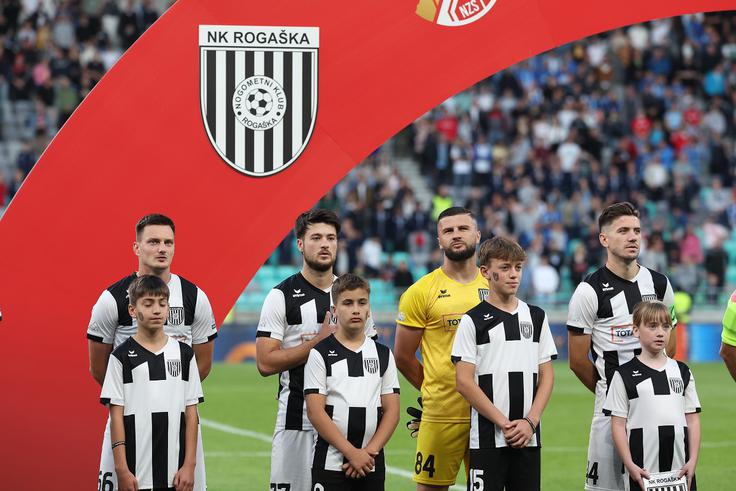Nogometaši Rogaške, pokalni junaki iz sezone 2023/24, so se po osvojitvi pokala odpravili v številne države. Večina jih še vedno nastopa v Sloveniji, preostali pa si zdaj služijo nogometni kruh v Avstriji, Bolgariji ter Bosni in Hercegovini, na Hrvaškem, Poljskem in Portugalskem.  | Foto: www.alesfevzer.com