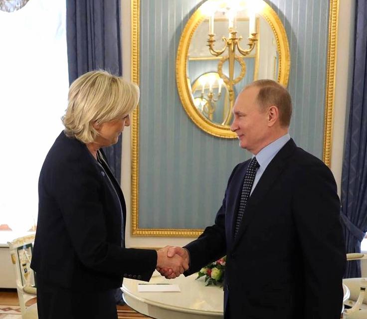 Marine Le Pen je imela v preteklosti zelo proputinovska stališča, tako kot na primer Italijan Matteo Salvini. Leta 2017 je tudi obiskala Putina v Kremlju in se z njim fotografirala. Po ruskem napadu na Ukrajino se je tako kot Salvini odmaknila od Putina in ga obsodila. Tudi dogodke v Buči je Le Penova označila za vojne zločine. Le Penova oziroma njena stranka Nacionalni zbor sicer menda še vedno odplačuje posojilo v vrednosti devet milijonov evrov, ki ga je pred leti za predvolilno kampanjo dobila od ene od ruskih bank. | Foto: Guliverimage/Vladimir Fedorenko