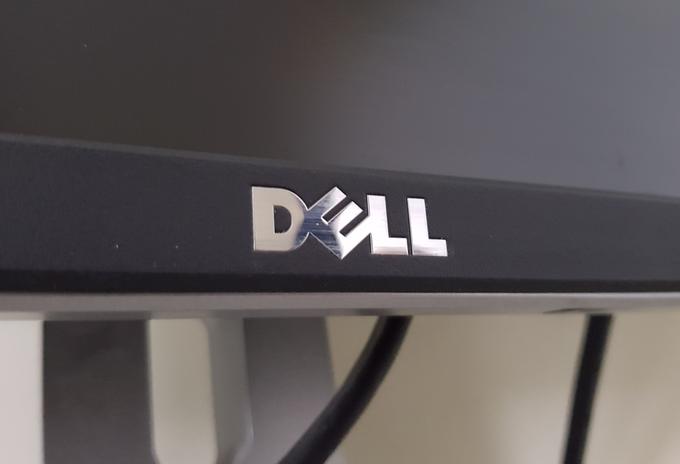Danes ima Dell še vedno približno 16-odstotni tržni delež, a je šele tretji največji proizvajalec osebnih računalnikov na svetu. Pred njim sta vmes prerojeni Hewlett-Packard in kitajski Lenovo. Dellu je vmes namreč velike preglavice in posledično slabšo prodajo povzročil trg tabličnih računalnikov, podjetje je imelo tudi kadrovske težave. Je pa Dell še vedno glavni drugje in sicer na področju računalniških zaslonov (na fotografiji), kjer ima trenutno največji tržni delež. | Foto: Matic Tomšič