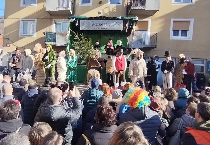 Pustni karneval v Cerknem. | Foto: Primorski val/STA