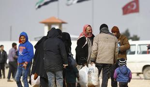 V begunskih taboriščih na sirsko-turški meji sto tisoč beguncev