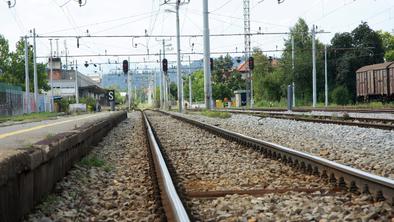 Norost! Na tirih proslavljali konec šole in skakali pred vlake