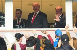 Trump doživel hladen tuš in sramoto: glasne salve žvižganja #video