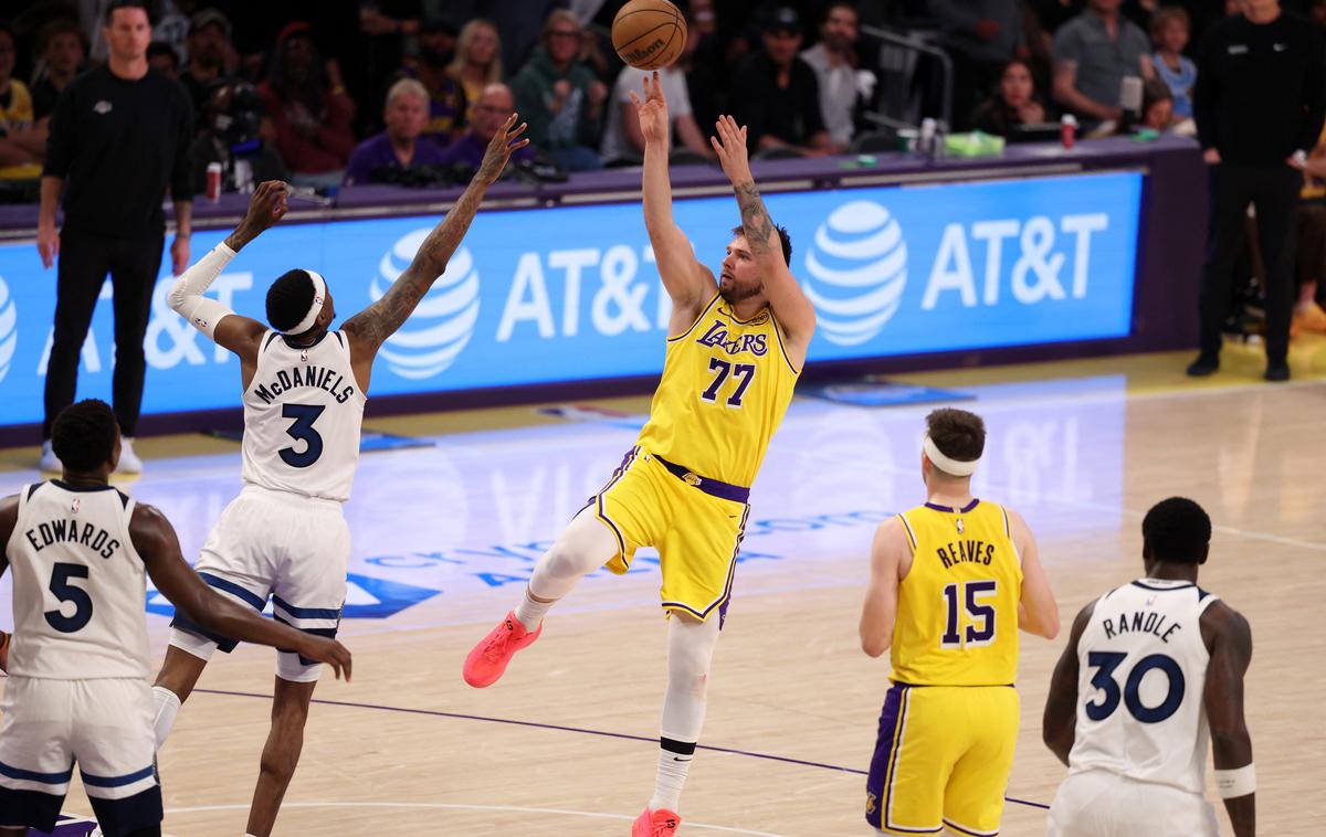 Luka Dončić | Jaden McDaniels se je z nogo zapletel med Dončićevi, nato pa je Slovenec izgubil ravnotežje. | Foto Reuters