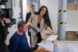 Premier Robert Golob in Tina Gaber Golob na predčasnem glasovanju pred referendumom o zakonu o pomoči pri prostovoljnem končanju življenja.