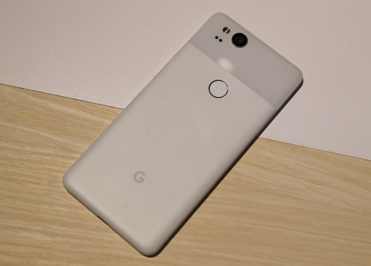 Za čitalnik prstnih odtisov na hrbtni strani naprave novih Pixlov Google trdi, da je najhitrejši na svetu.  | Foto: Reuters