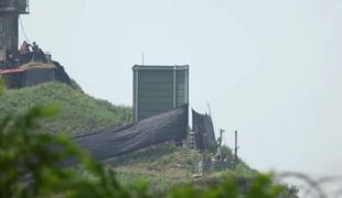 Severnokorejski vojaki so se z meje z južno sosedo umaknili po opozorilnih strelih #video