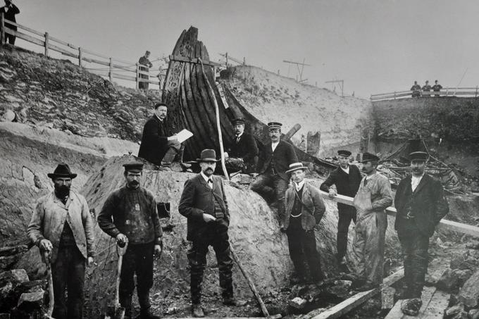 Takole je bil videti zadnji veliki izkop povsem ohranjene vikinške ladje na Norveškem. Imenovala se je Oseberg, na površje pa so jo arheologi spravili med letoma 1904 in 1905.  | Foto: Thomas Hilmes/Wikimedia Commons