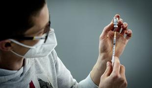 Na medicinski fakulteti do cepiva proti novemu koronavirusu prišli tudi nekateri, ki tam niso zaposleni