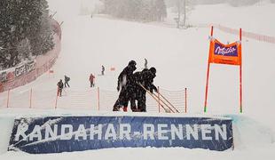 Močno sneženje uničilo smukaški praznik v Garmischu